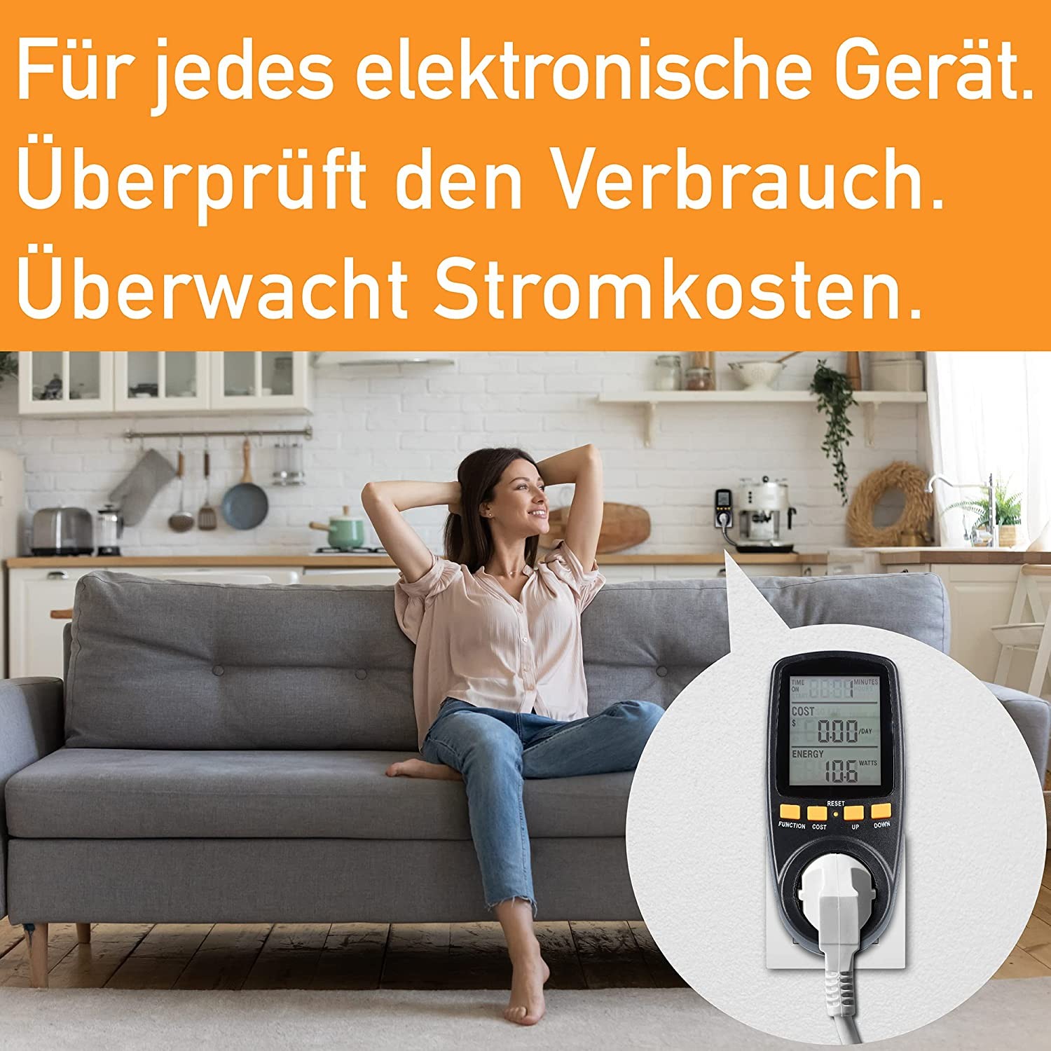 Eine Frau sitzt auf einem grauen Sofa, ein Stromverbrauchsmesser steckt in einer Steckdose. Text auf Deutsch.