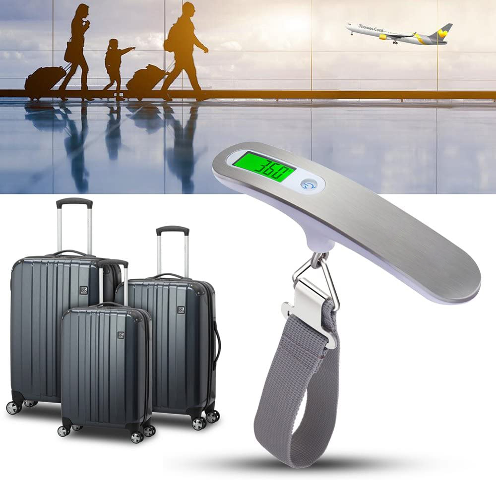 Menschen mit Gepäck auf einem Flughafen. Eine Waage mit Digitalanzeige im Vordergrund, Gepäck links und ein Flugzeug über Kopf.