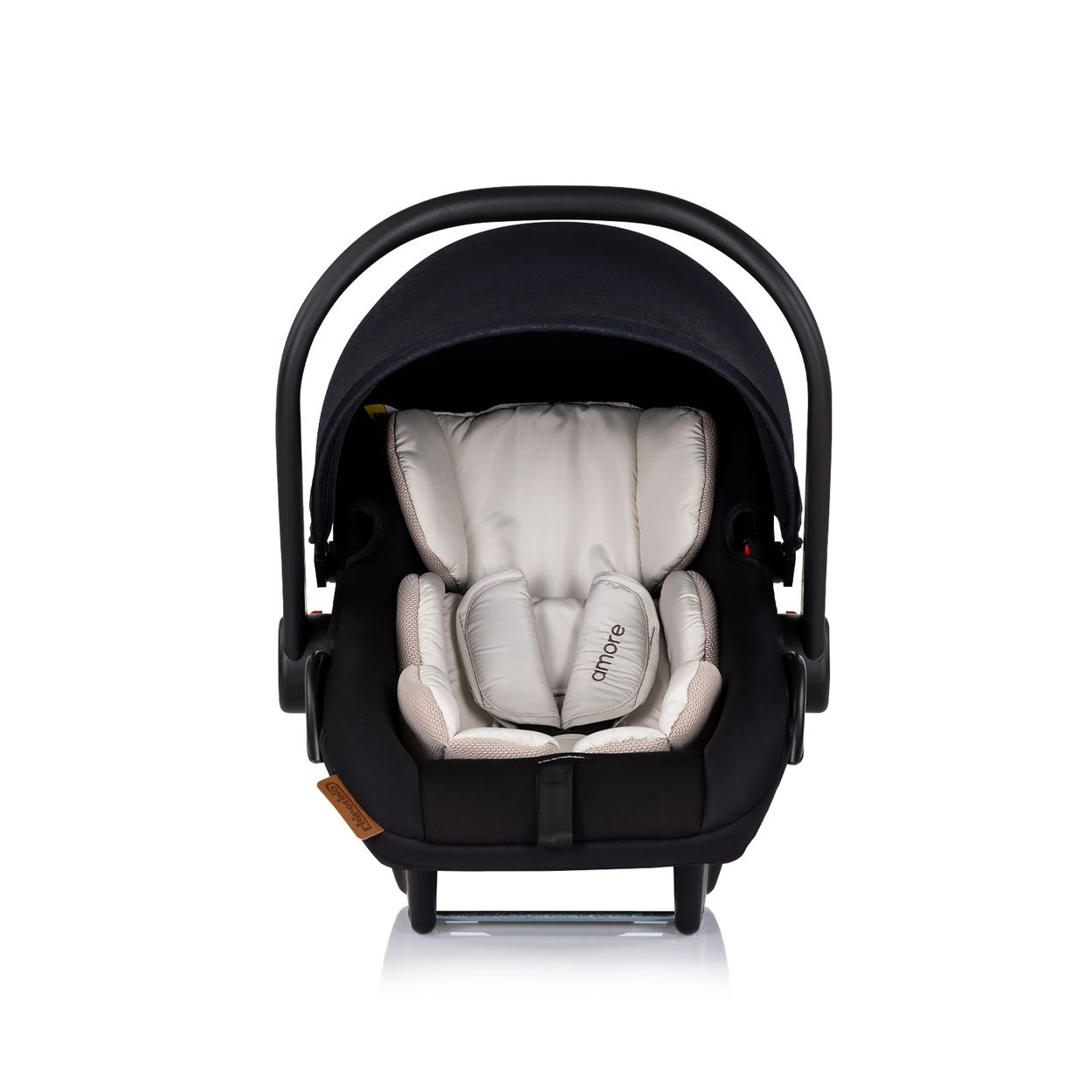 Ein schwarzer Babysitz mit schwarzem Verdeck und hellfarbenem Innenraum, auf weißem Hintergrund.