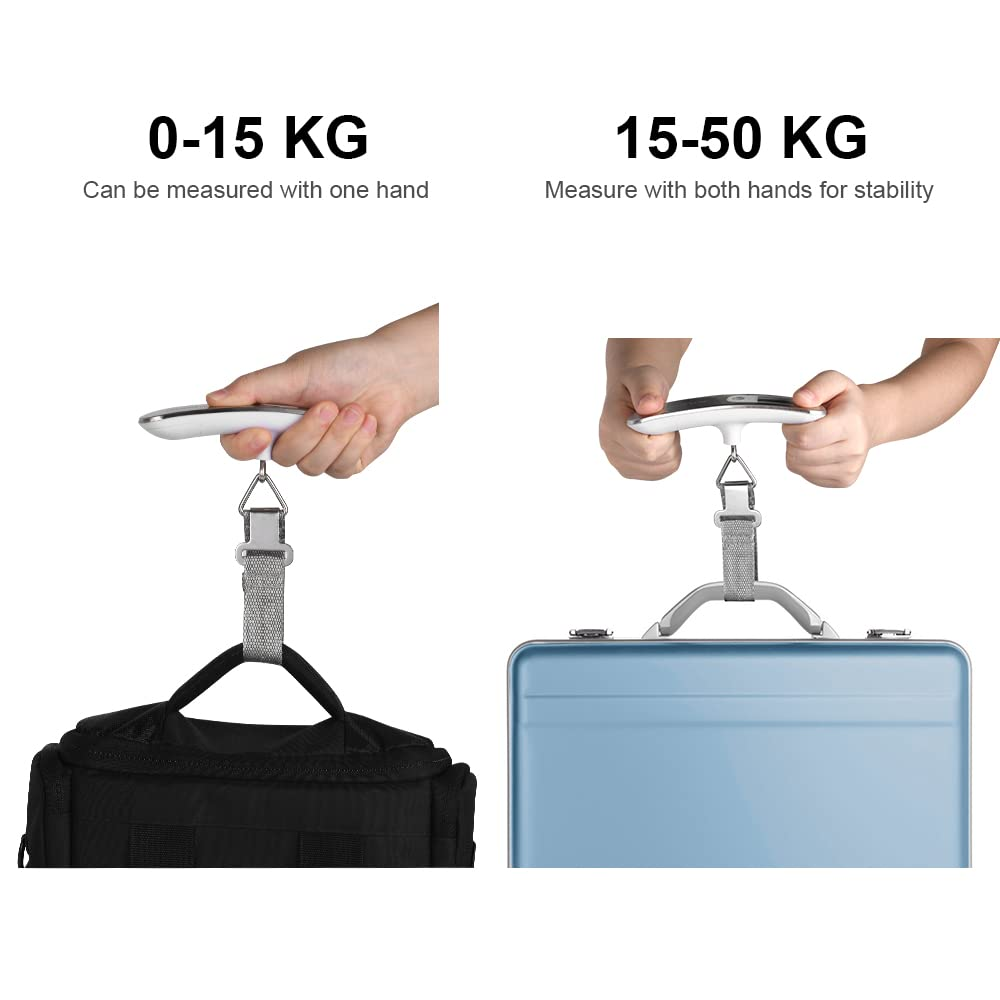 Hände, die eine Hängewaage halten, messen das Gewicht einer schwarzen Tasche und eines blauen Koffers.