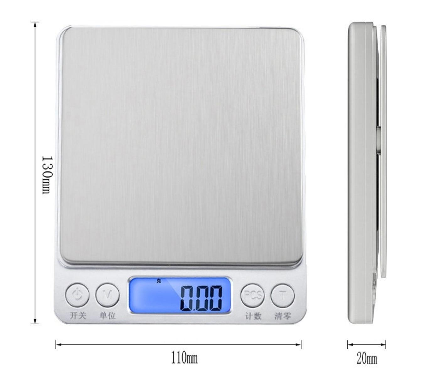 Eine weiße Waage mit digitaler Anzeige. Sie zeigt die Abmessungen: 130 mm x 110 mm x 20 mm, und es gibt Bedienelemente.