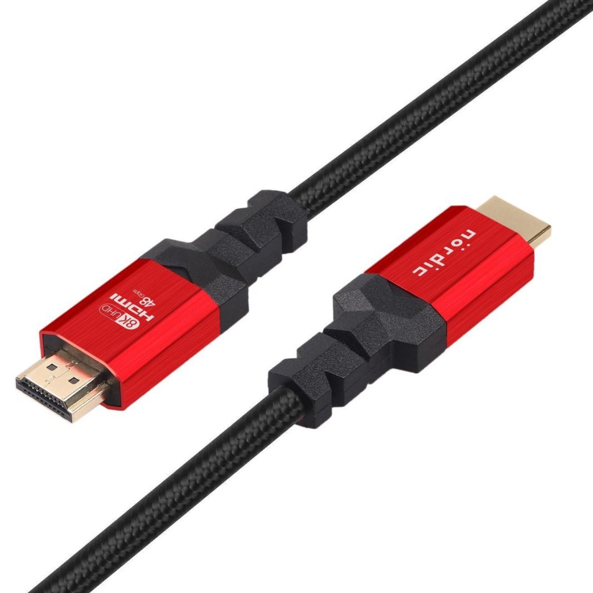 Een rode en zwarte HDMI-kabel wordt op een witte achtergrond weergegeven.
