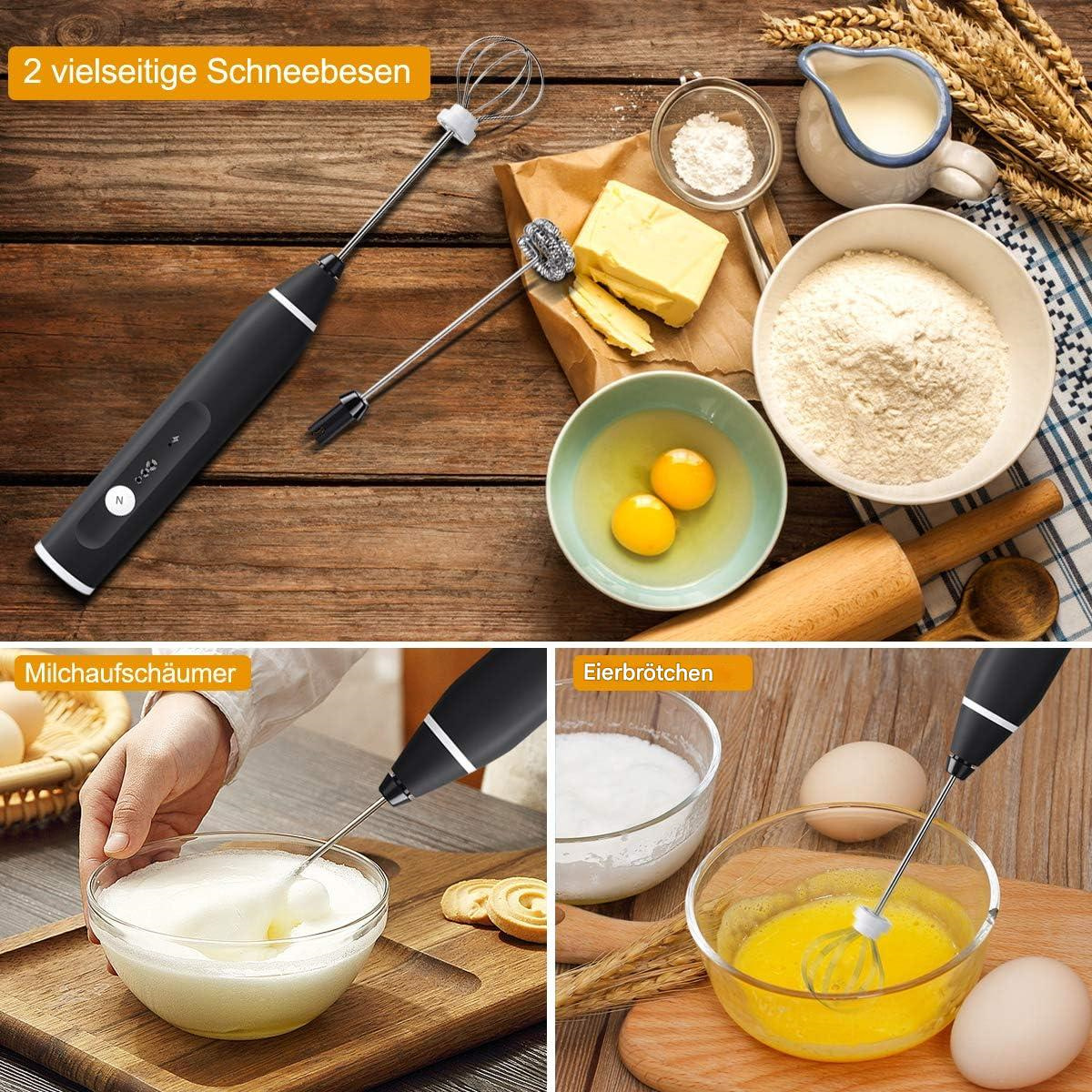 Nahaufnahme eines Küchensets mit zwei Schneebesen, Zutaten wie Eiern, Mehl und Butter und einer Holzoberfläche.