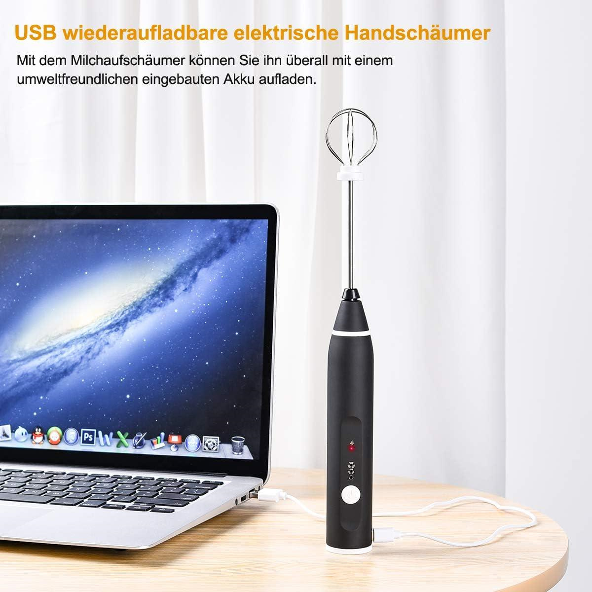 Ein schwarzer Handmilchaufschäumer, der an einen Laptop angeschlossen ist. Der Aufschäumer ist eingesteckt.