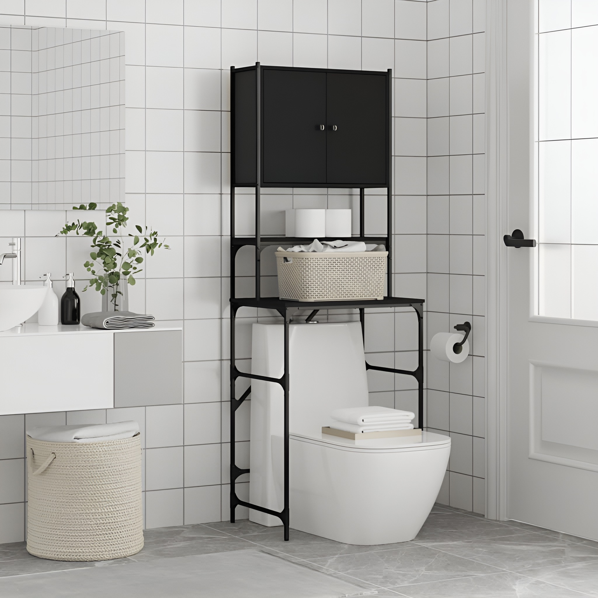Schwarzes Aufsatzregal, weiße Toilette und dekorative Badezimmerartikel. Die Wände sind weiß gefliest.