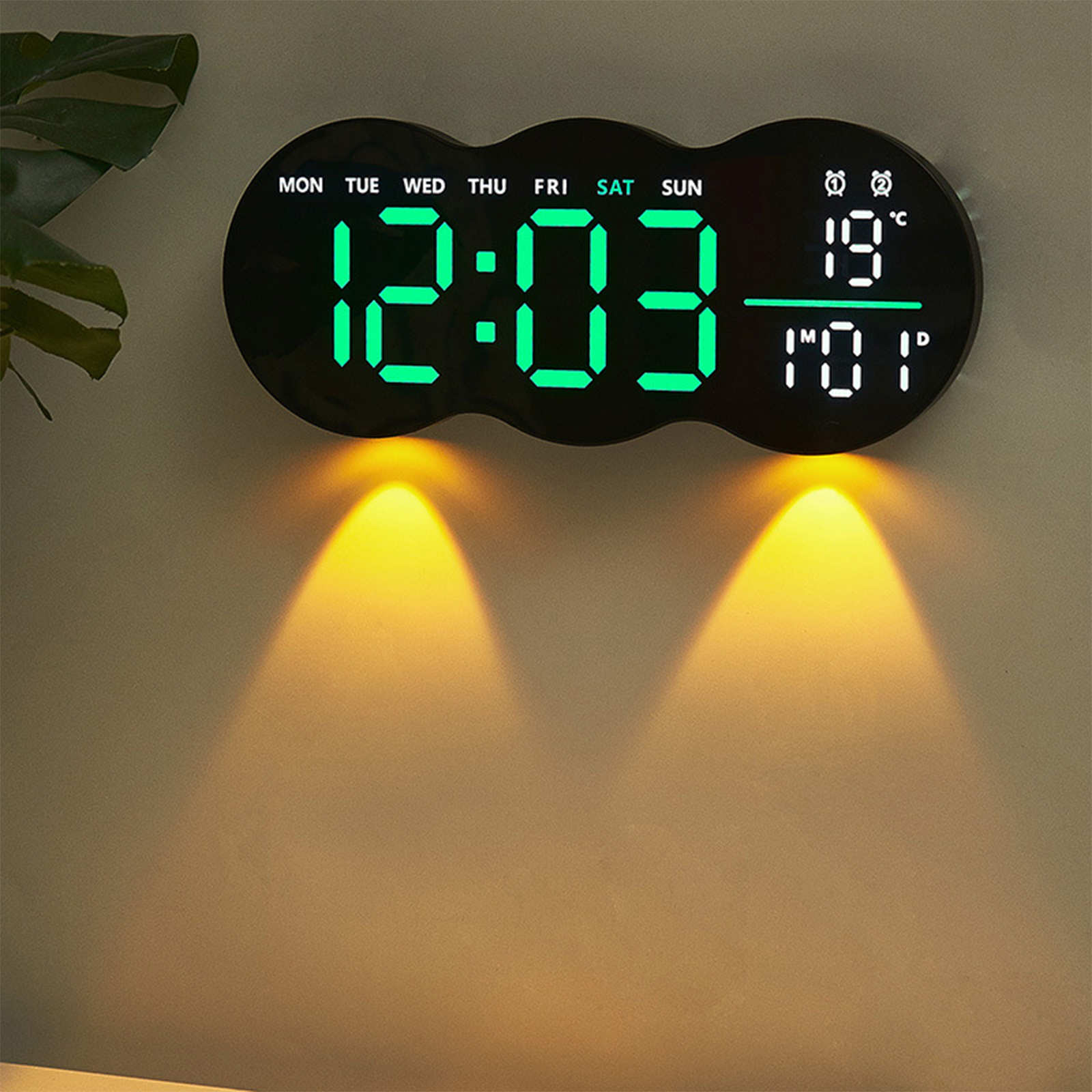 Schwarze digitale Wanduhr. Sie zeigt Zeit, Datum und Temperatur an. Gelbes Licht scheint von unten.