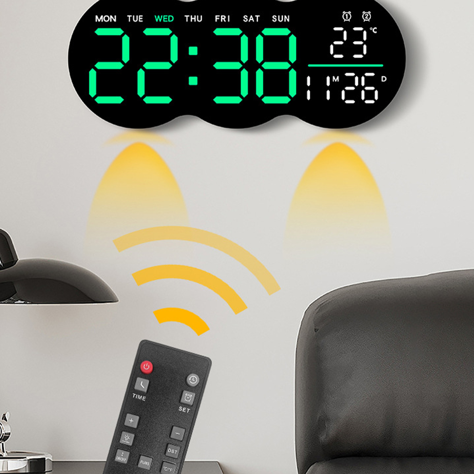 Eine Digitaluhr, die Zeit und Datum anzeigt, mit einer Fernbedienung.