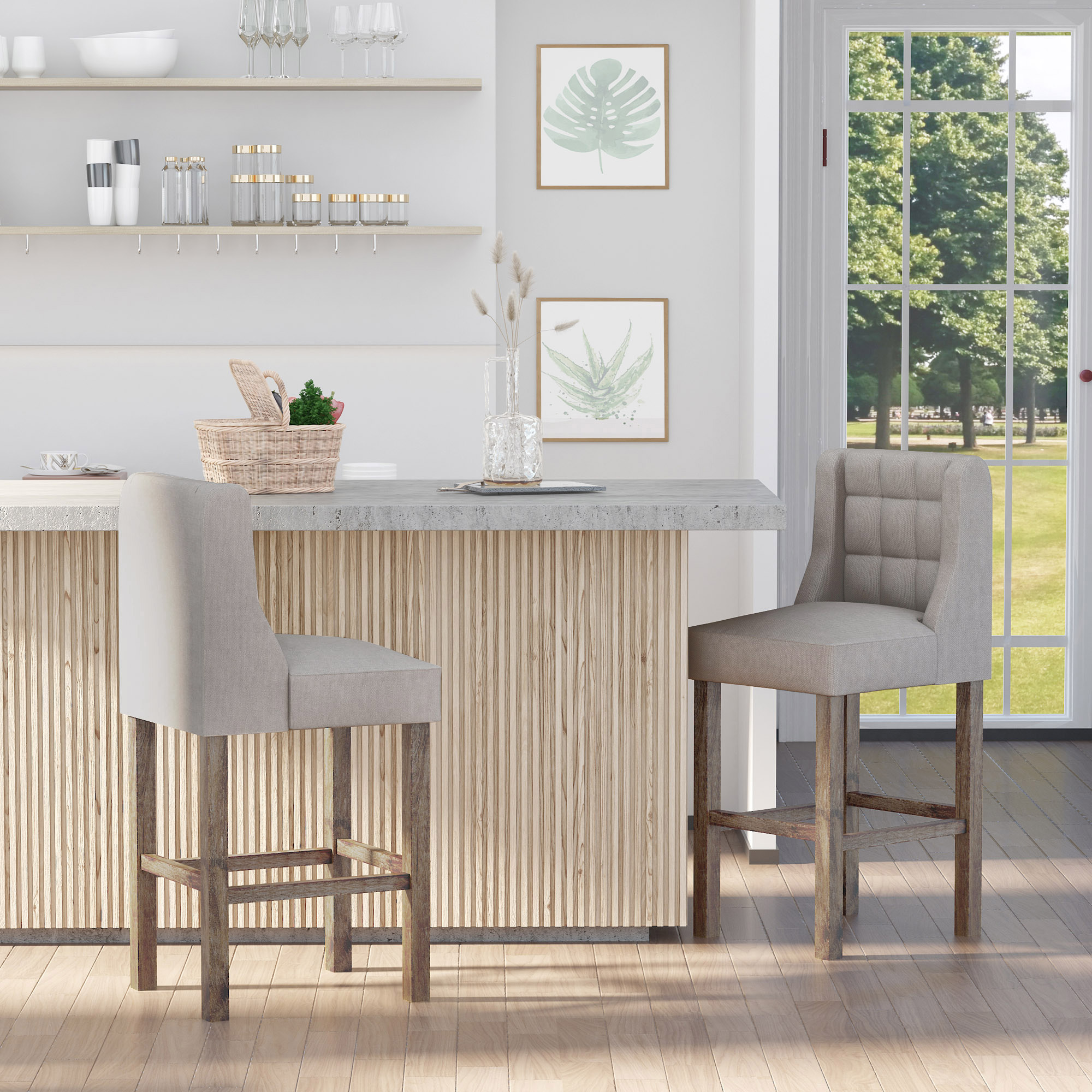 Kücheninterieur mit zwei grauen Barhockern, Holzküche mit hellfarbigem Schrank.