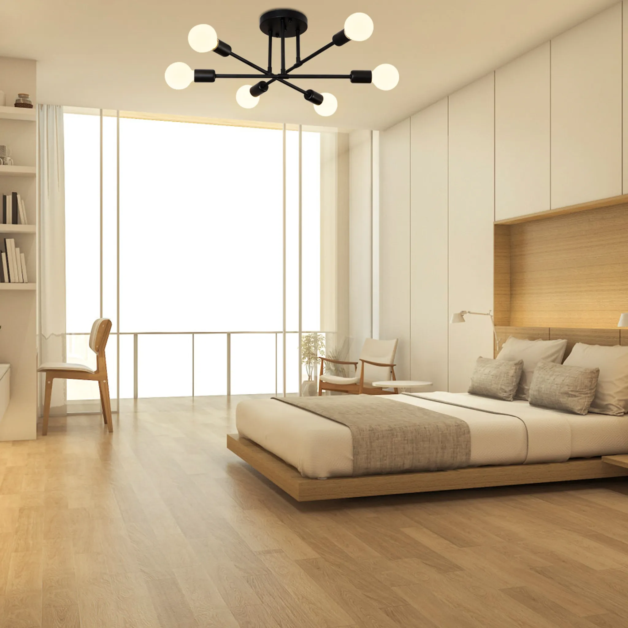 Schlafzimmer mit großem Fenster, modernem Kronleuchter, Bett und Holzboden.