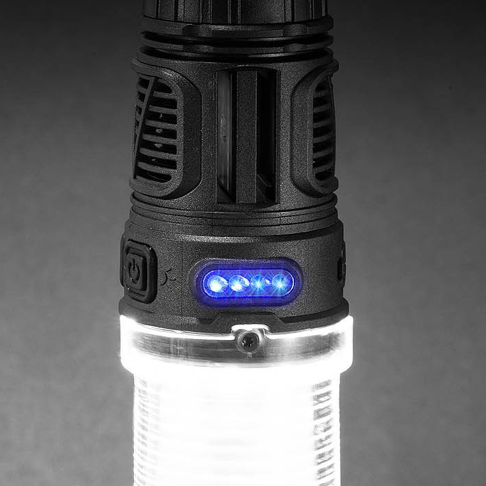 Schwarze Taschenlampe mit hellem weißem Licht unten und blauen Kontrollleuchten an der Seite.
