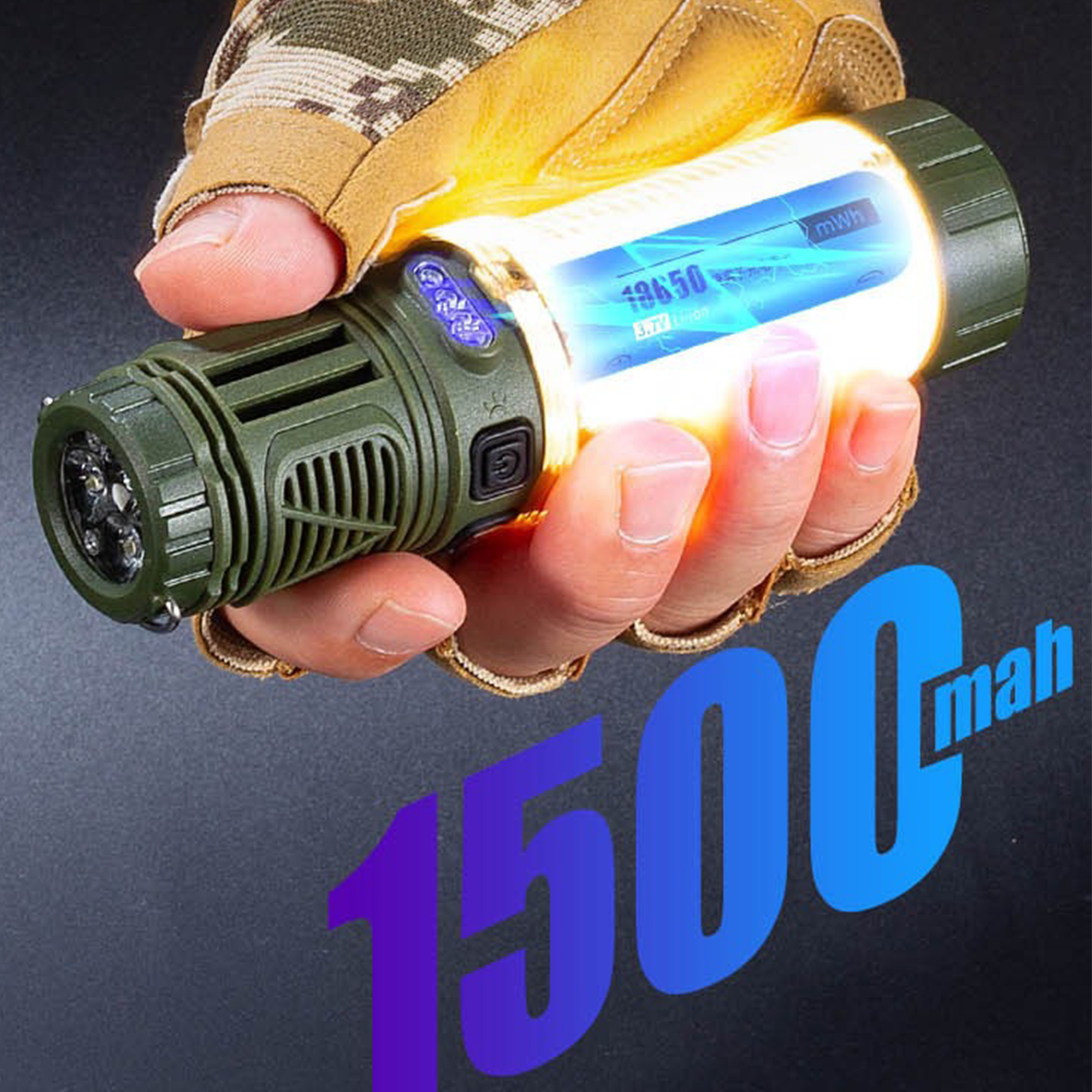 Eine Hand hält eine leuchtende Taschenlampe mit Digitalanzeige, 1500 mAh, auf dunklem Grund.