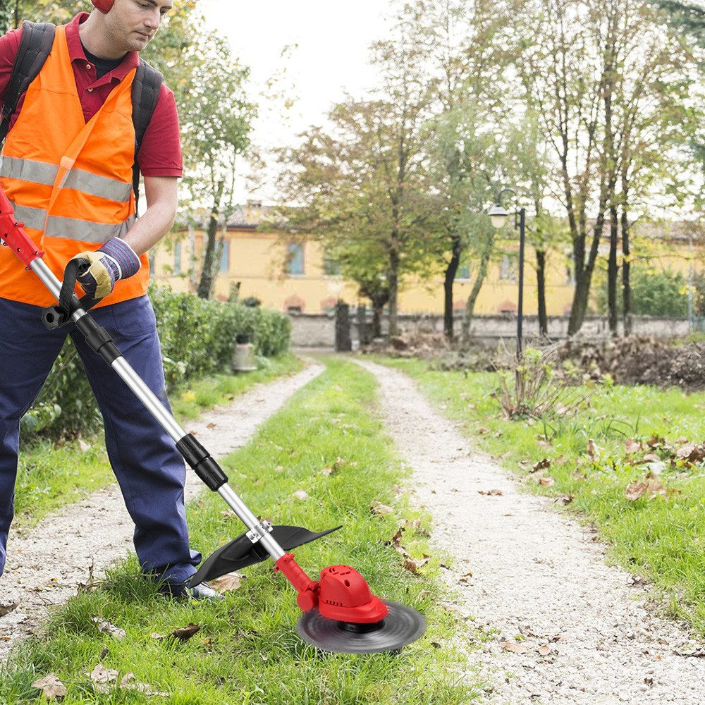 Ein Mann in orangefarbener Weste benutzt einen roten Rasenkantenschneider auf Gras.
