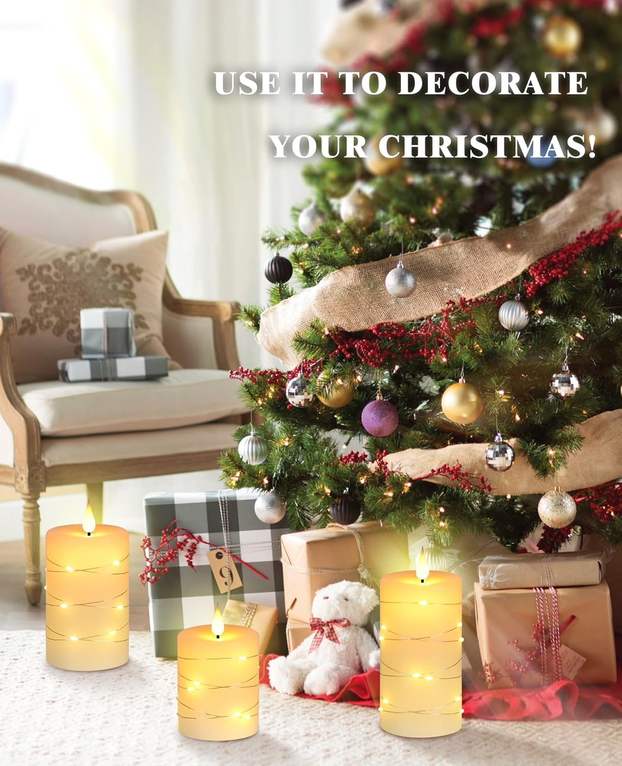 Weihnachtsszene mit brennenden Kerzen, Geschenken unter einem geschmückten Baum und einem gemütlichen Sessel.