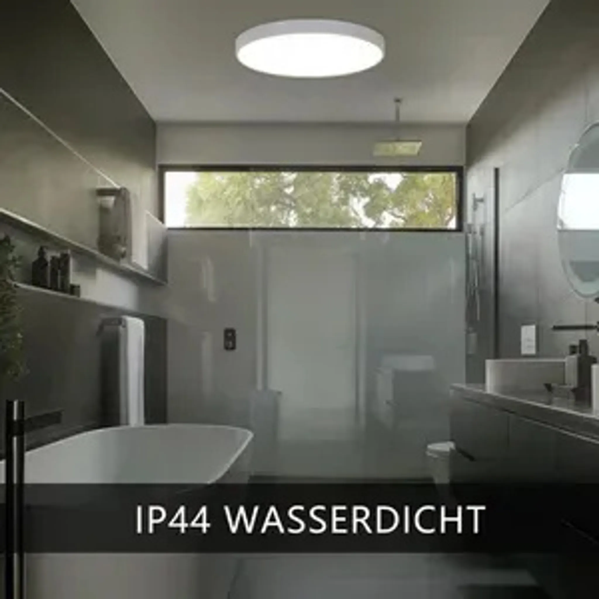 Modernes Badezimmerinterieur mit runder Deckenleuchte, großem Fenster und Badewanne.