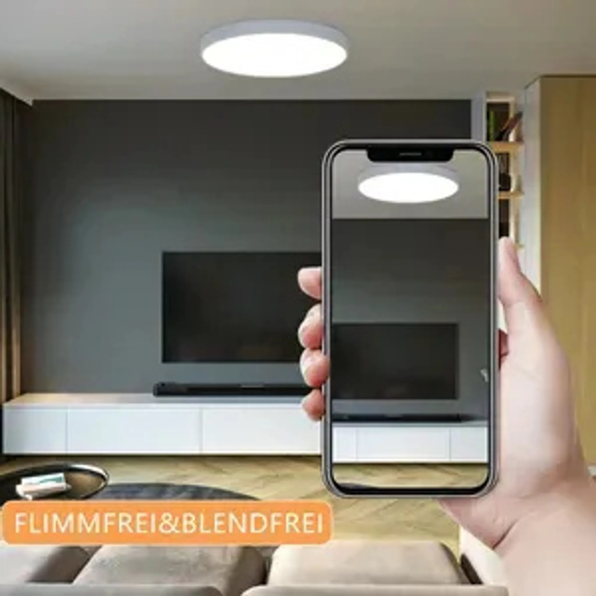 Eine Hand, die ein Telefon hält, zeigt eine Deckenleuchte in einem modernen Wohnzimmer. Unten steht der Text 'FLIMMFREI&BLENDFREI'.