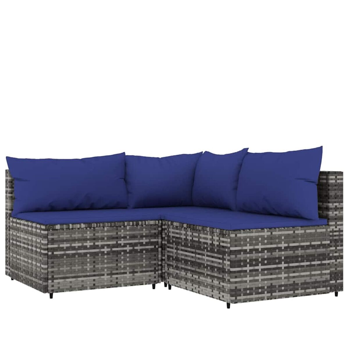 Graues Outdoor-Ecksofa aus Korbgeflecht mit blauen Kissen. Weißer Hintergrund.