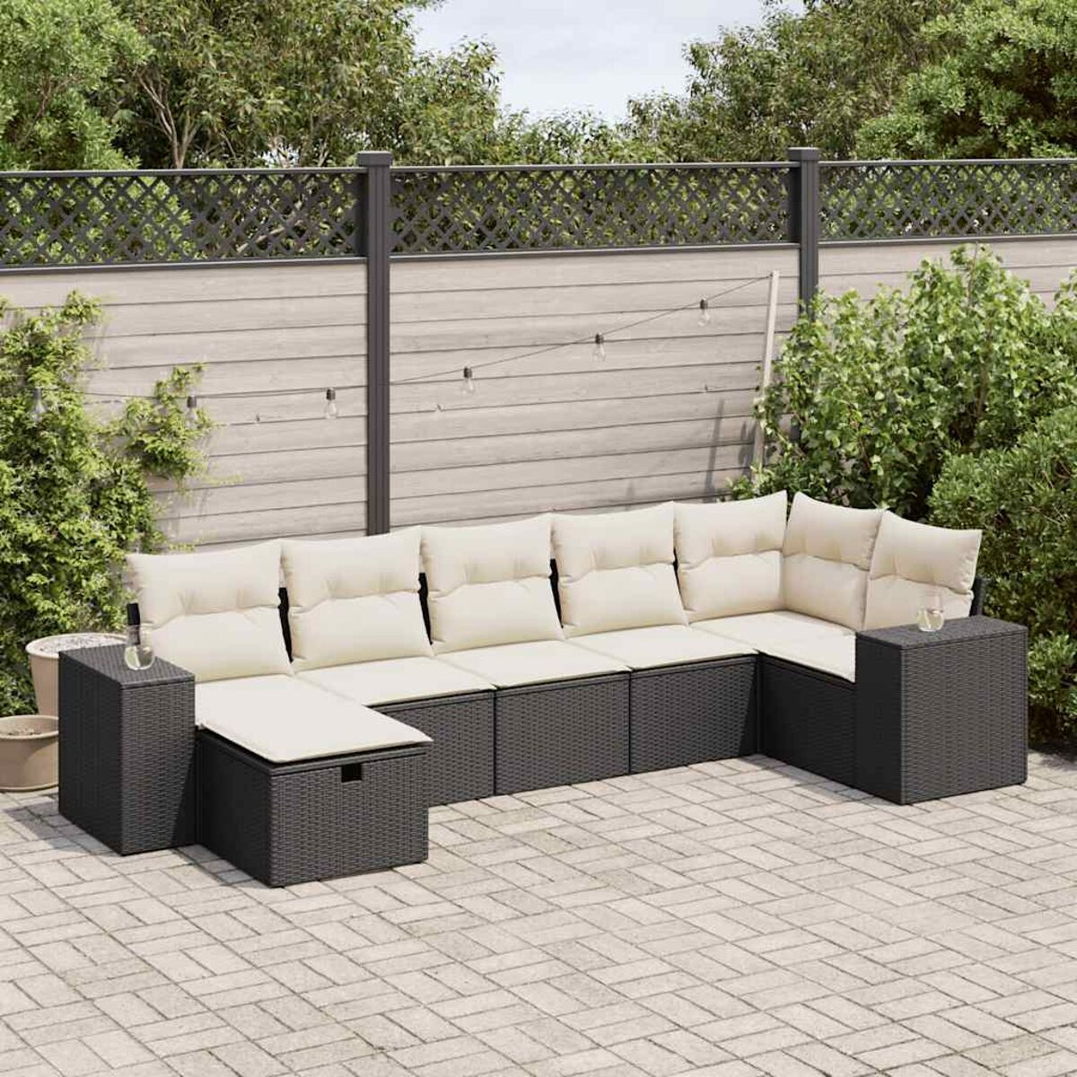 Outdoor-Ecksofa in einem Hinterhof, mit hellfarbigen Kissen und schwarzem Rahmen.