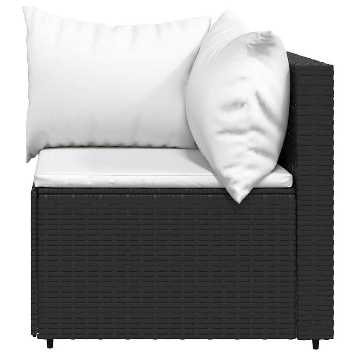 Schwarzes Ecksofa aus Rattan mit weißen Kissen. Es hat ein Kissen und ein Sitzkissen.