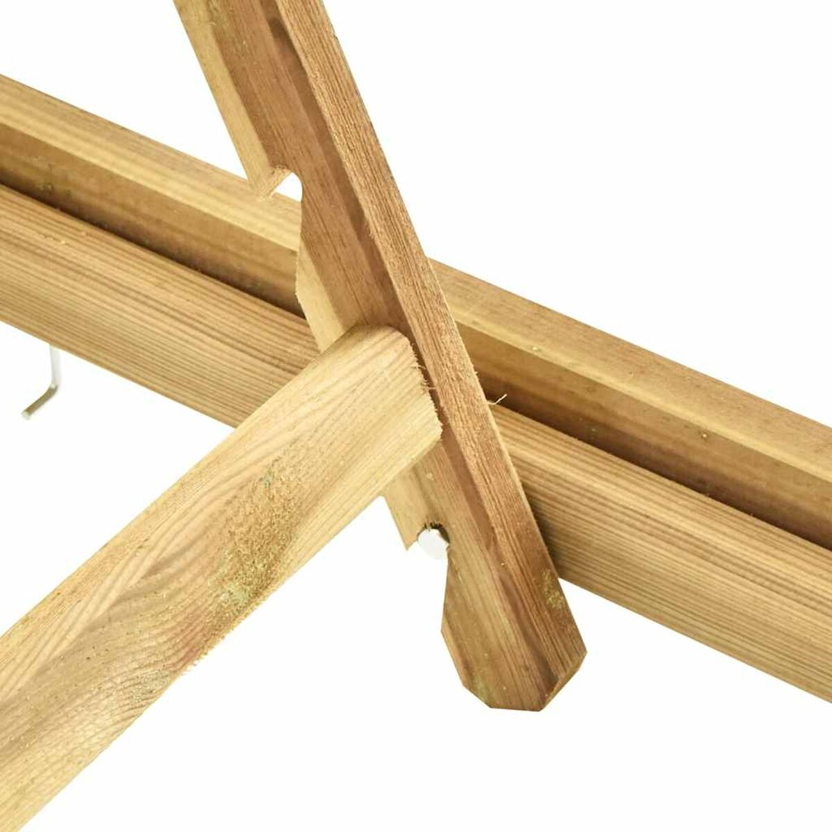 Nahaufnahme eines Holzrahmens. Das Holz hat eine helle Farbe und ist mit einem Metallhaken befestigt.