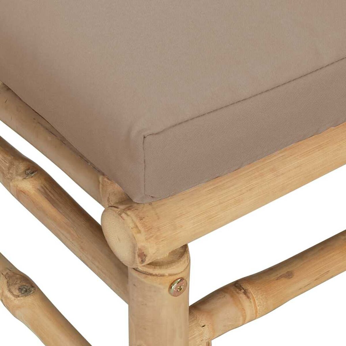 Nahaufnahme des Sitzes eines Bambusstuhls. Das Kissen ist beige und der Bambusrahmen ist sichtbar.