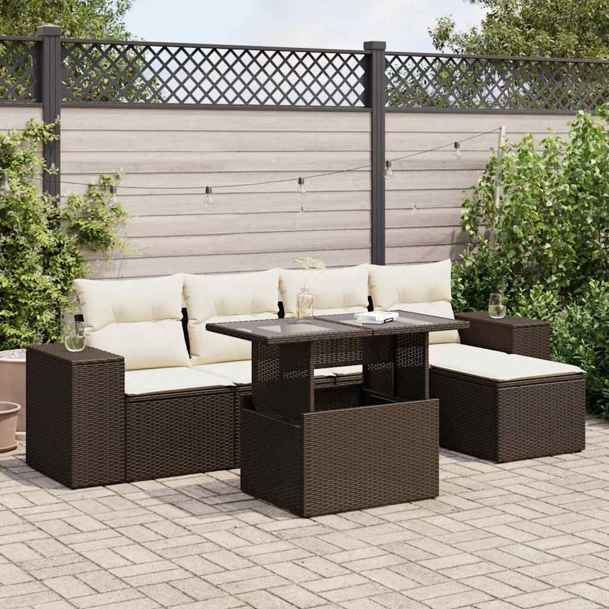 Terrassenset für den Außenbereich mit einem Tisch mit Hubplatte. Das Set umfasst ein Sofa, zwei Hocker und einen Couchtisch.