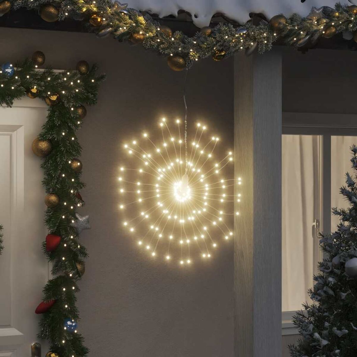 Eine Weihnachtsdekoration mit einem hellen Sternenlicht vor einem Haus.