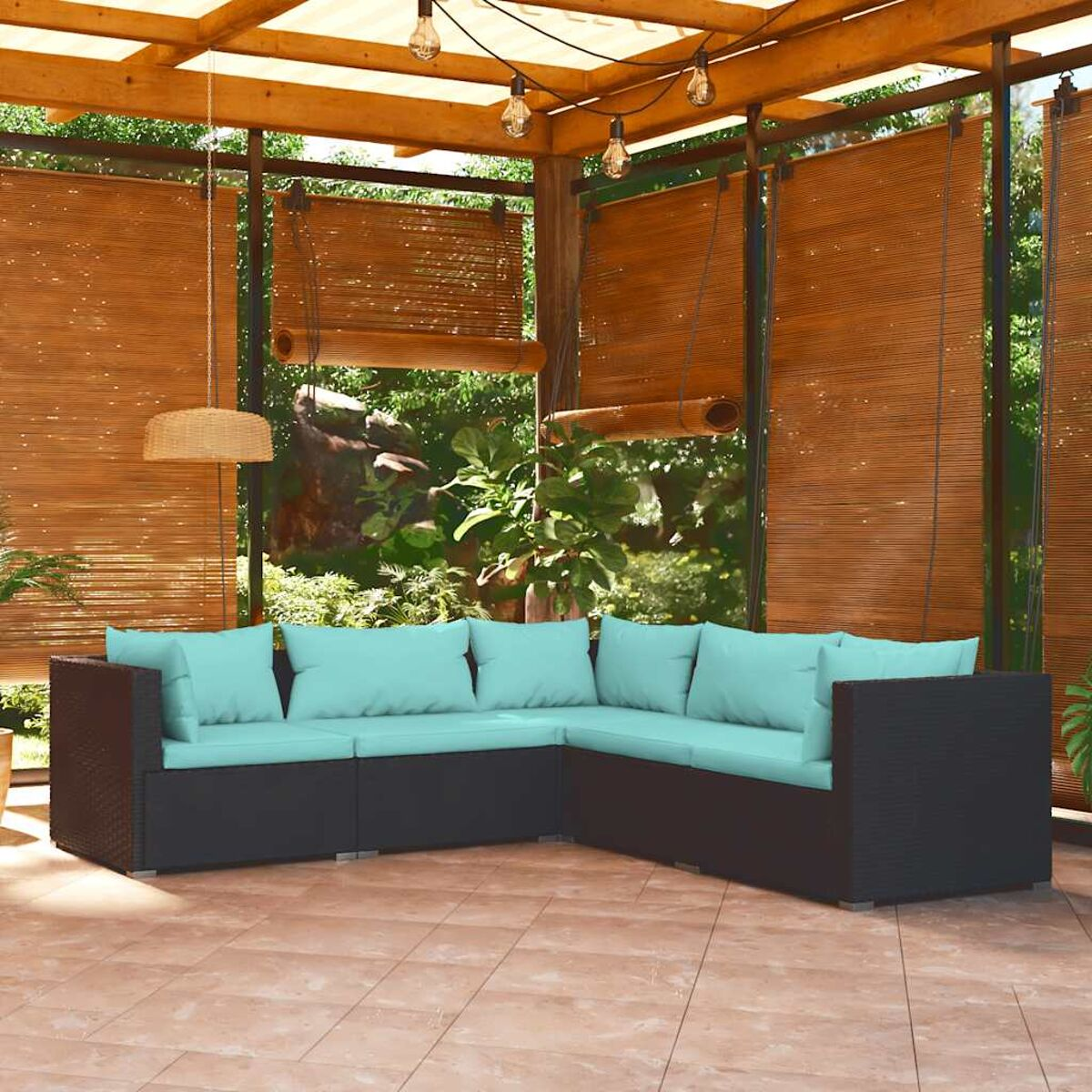 Ein schwarzes gewebtes Outdoor-Sofa mit türkisfarbenen Kissen unter einer Holzpergola. Jalousien sind sichtbar.