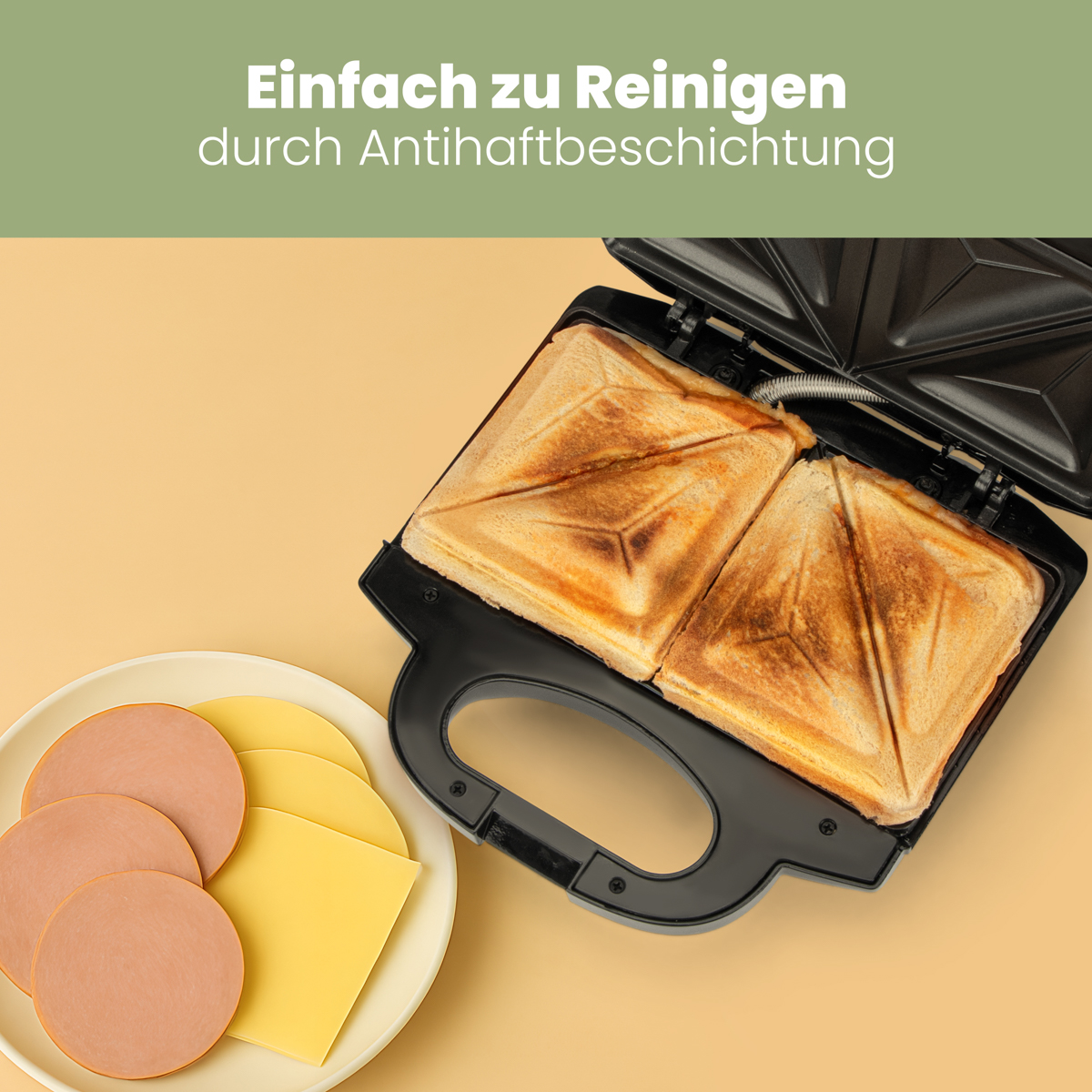 Toster do kanapek z tostami i składnikami na jasnożółtej powierzchni.