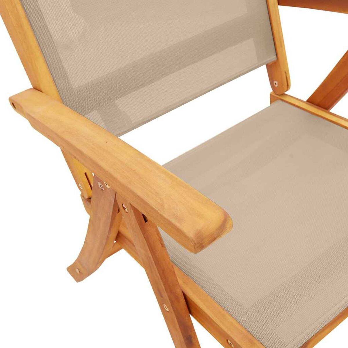 Primo piano di una sedia pieghevole in legno con seduta e schienale in tessuto beige.
