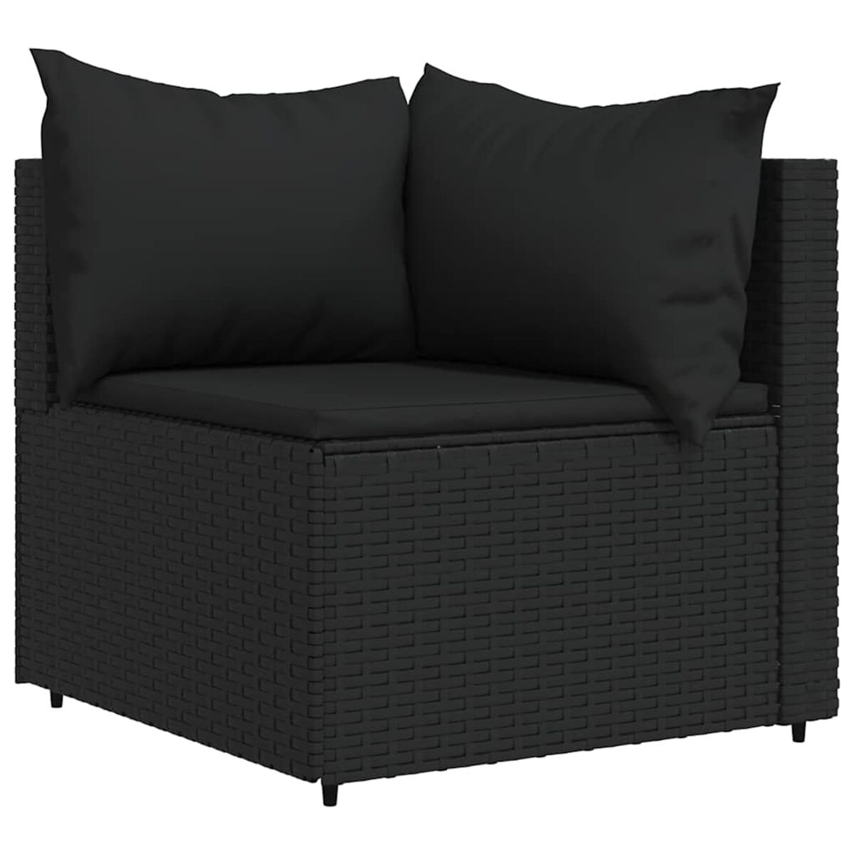 Ein schwarzes Ecksofa aus Korbgeflecht mit zwei schwarzen Kissen.