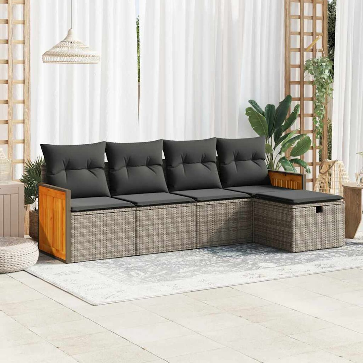 Un divano componibile beige da esterno con cuscini grigi e dettagli in legno. Posizionato su un patio.