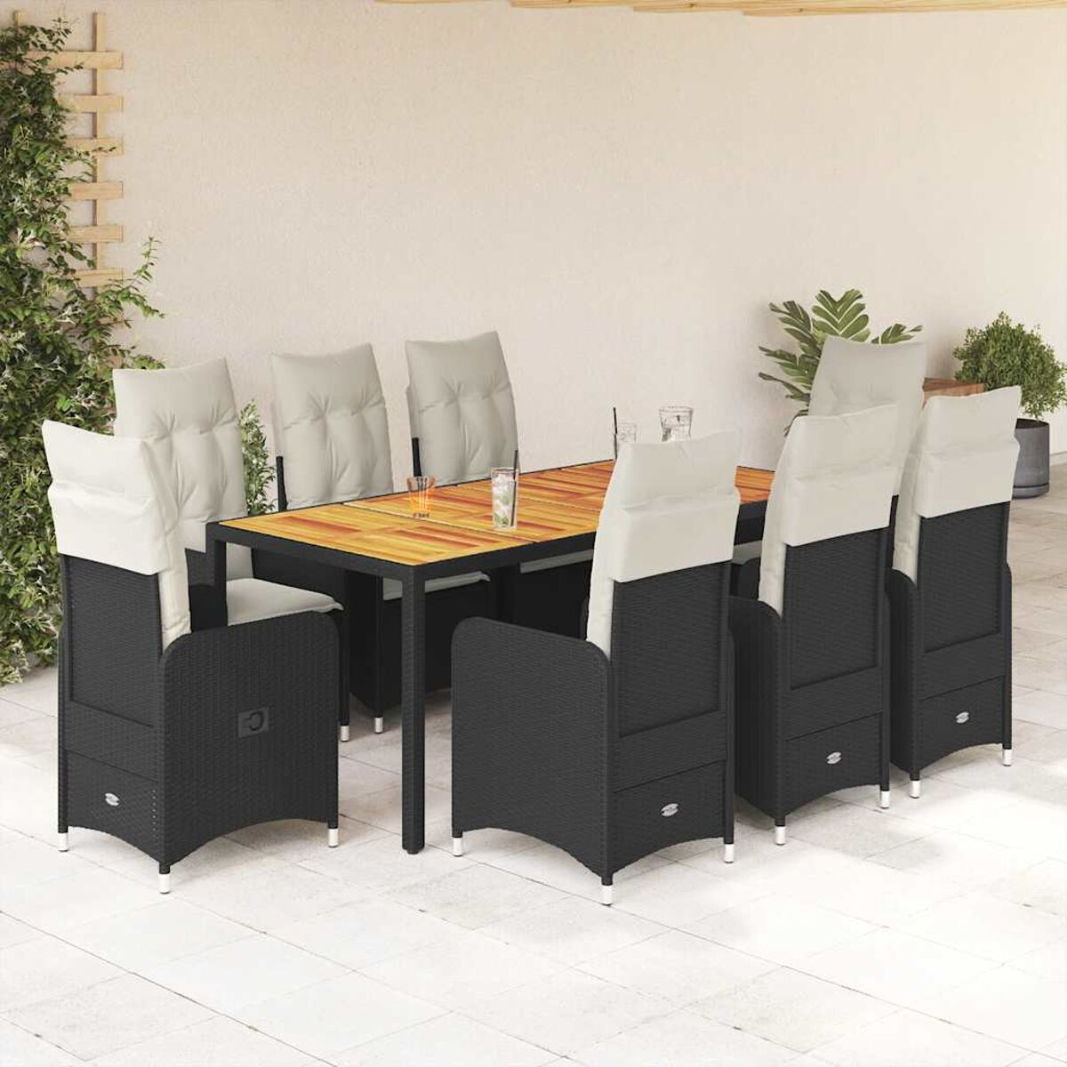 Set da pranzo all'aperto con sedie in vimini nere e tavolo in legno con bicchieri.