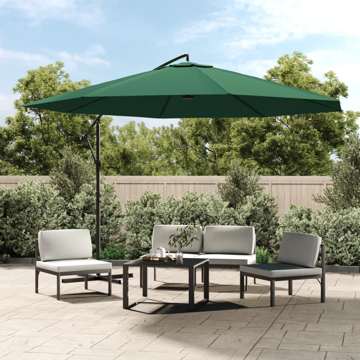 Terrassenmöbel-Set im Freien mit großem grünen Sonnenschirm, Tisch und Sitzgelegenheiten an einem sonnigen Tag.