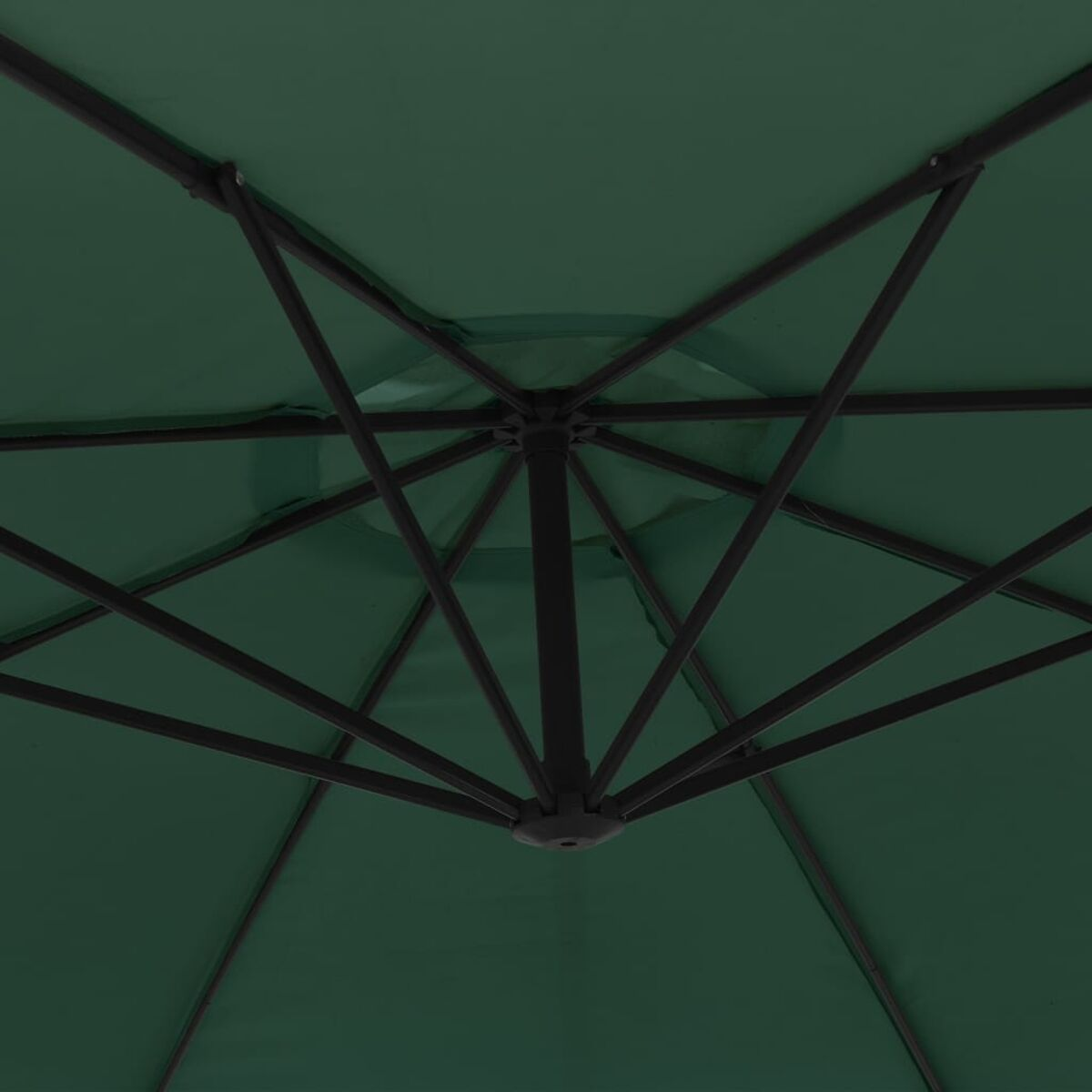 Draufsicht auf die Unterseite eines grünen Regenschirms, die die Struktur des Gestells und die Farbe des Schirms zeigt.