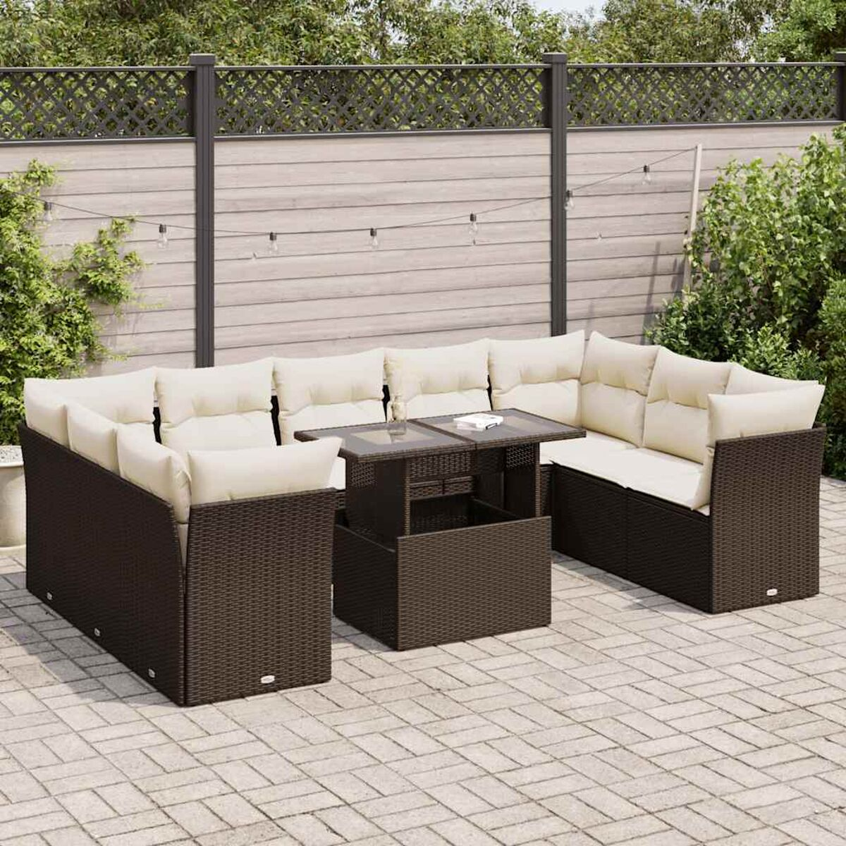 Set di sedute per esterni con cuscini beige, un tavolo in legno e un patio in mattoni.
