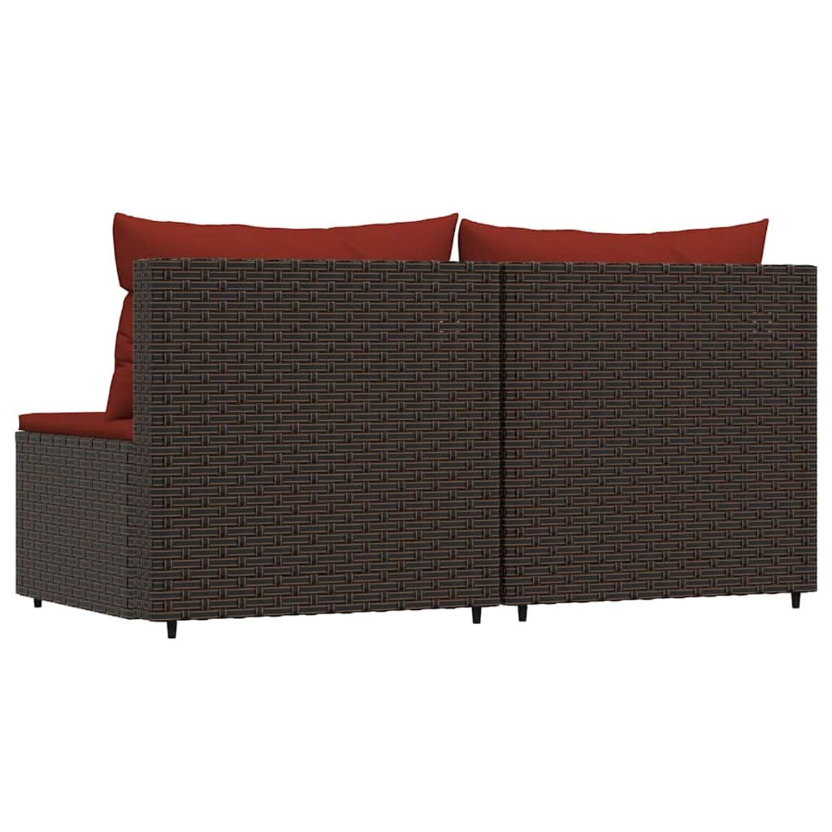 Outdoor-Rattansofa mit roten Kissen. Das Sofa ist dunkelbraun.