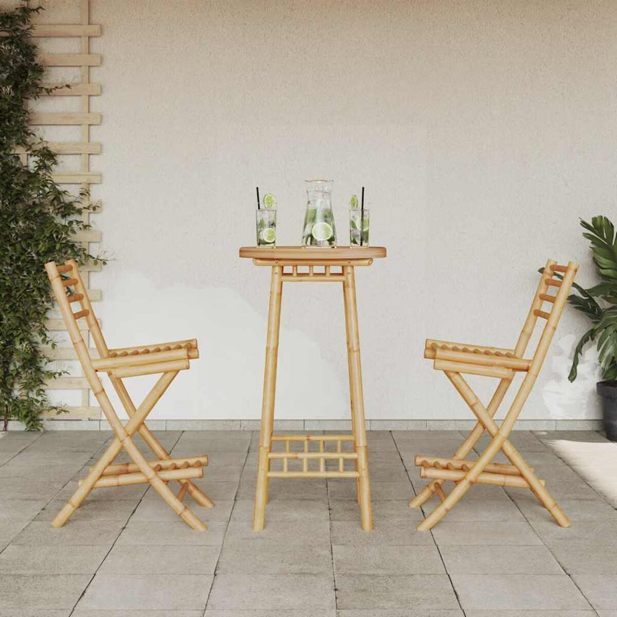Un tavolo da bar in bambù con tre bicchieri di bevande e due sedie in bambù su un patio.
