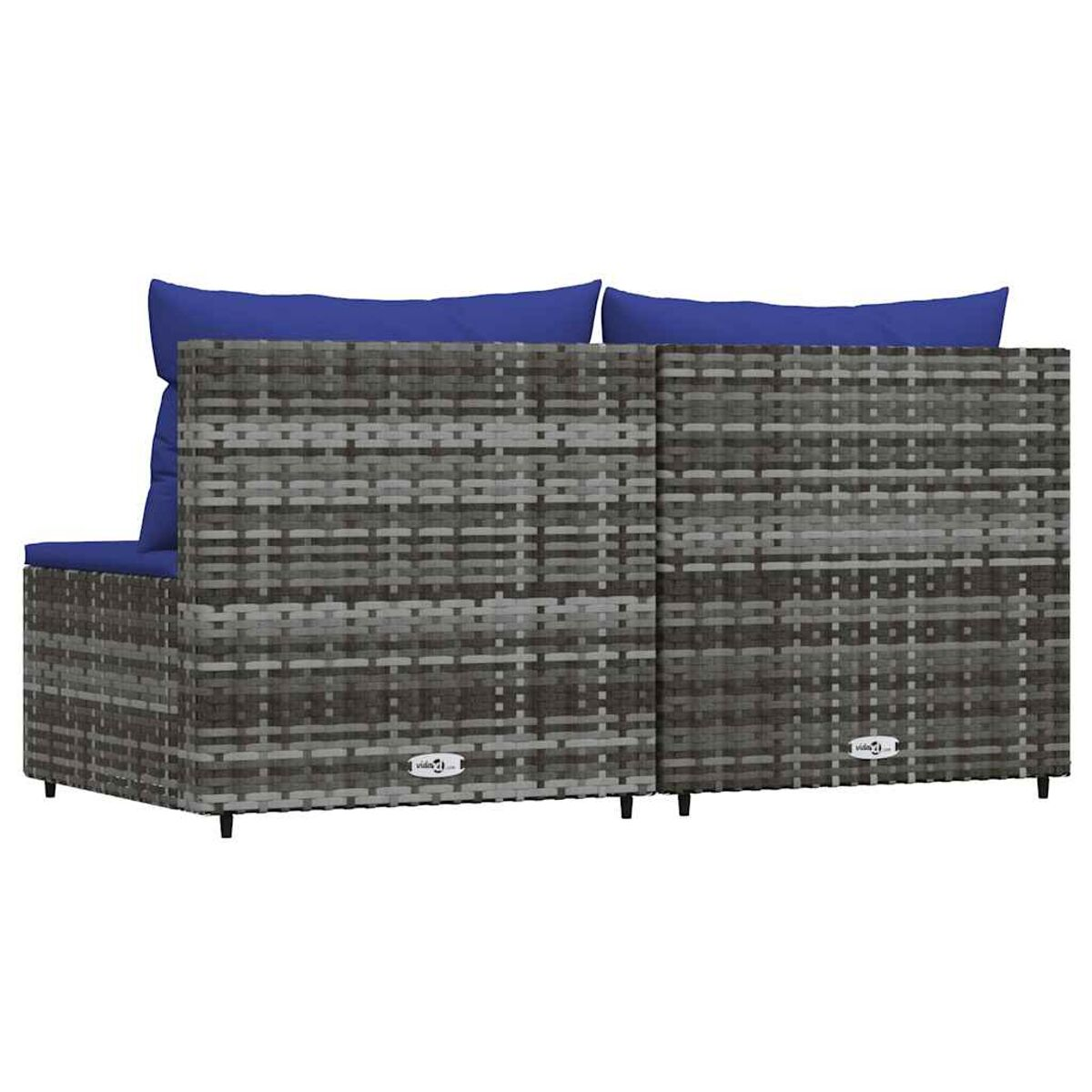 Ein graues gewebtes Outdoor-Sofa mit blauen Kissen. Der Hintergrund ist hell.