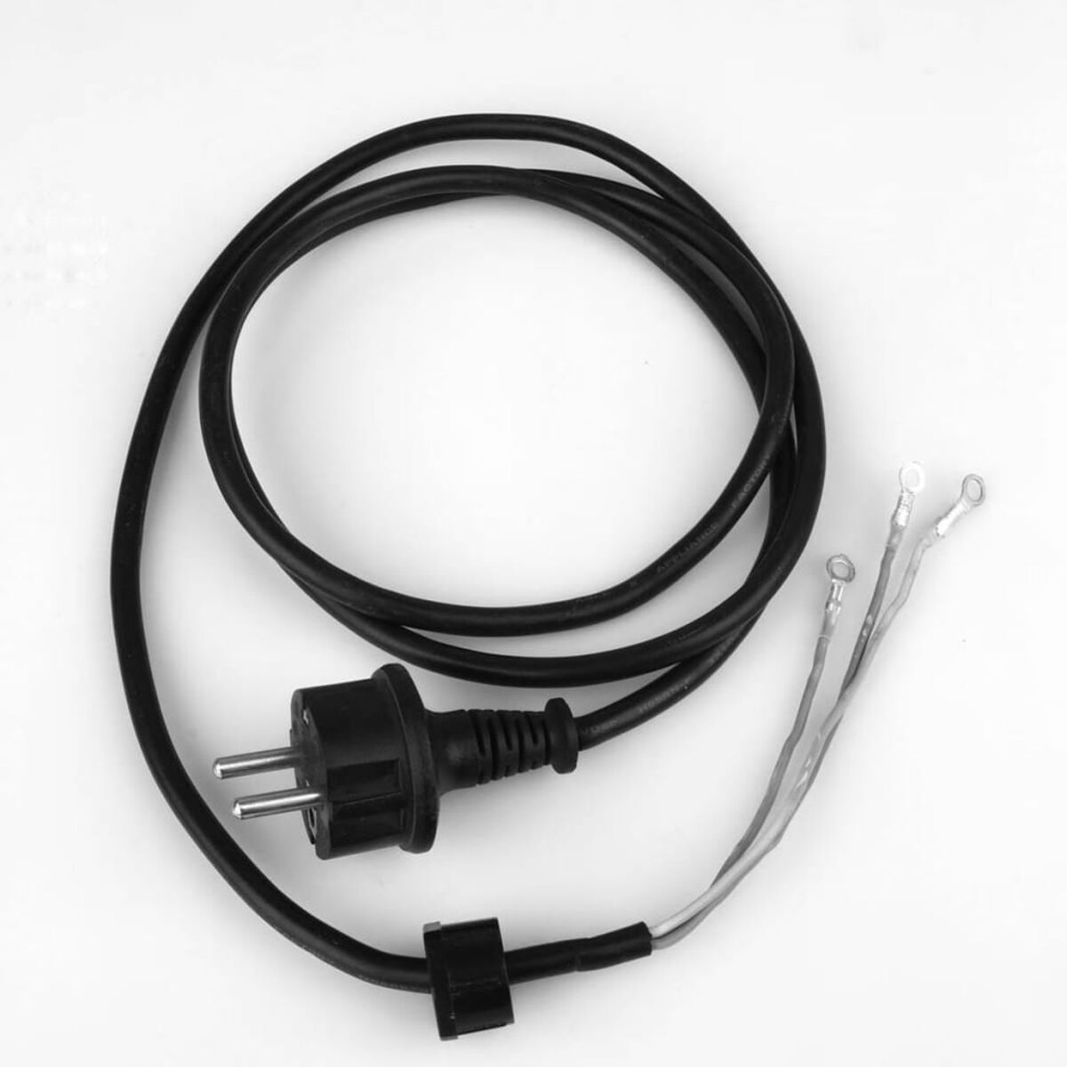 Schwarzes Netzkabel mit Stecker und Anschluss.