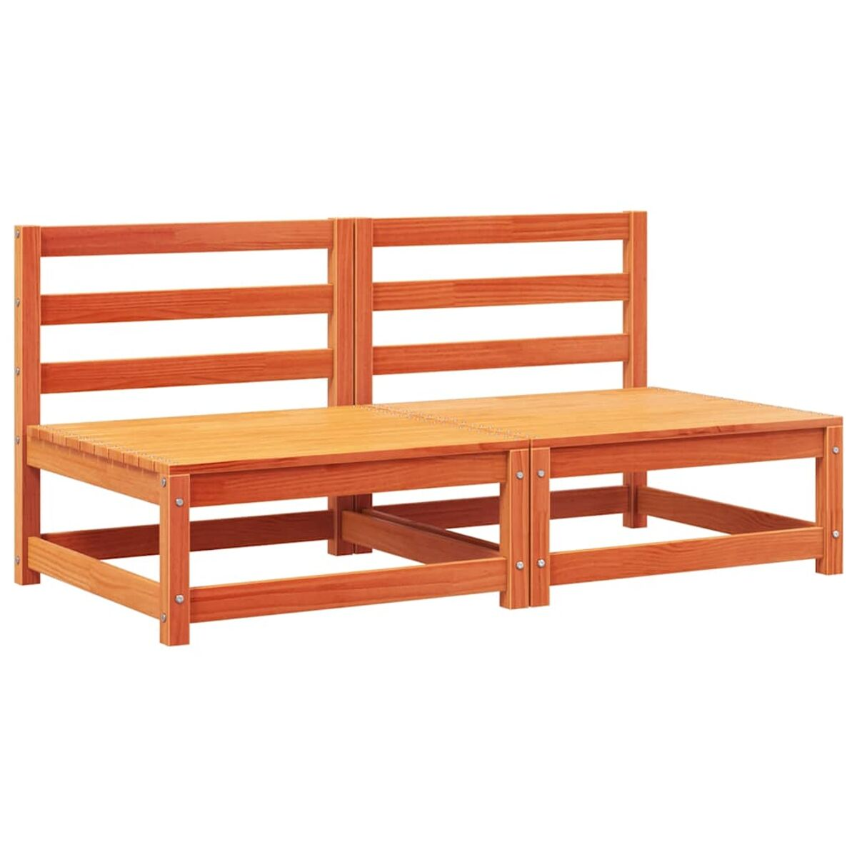 Zwei Holzbänke mit Lattenrücken, zusammen auf weißem Hintergrund. Natürliche Holzfarbe.