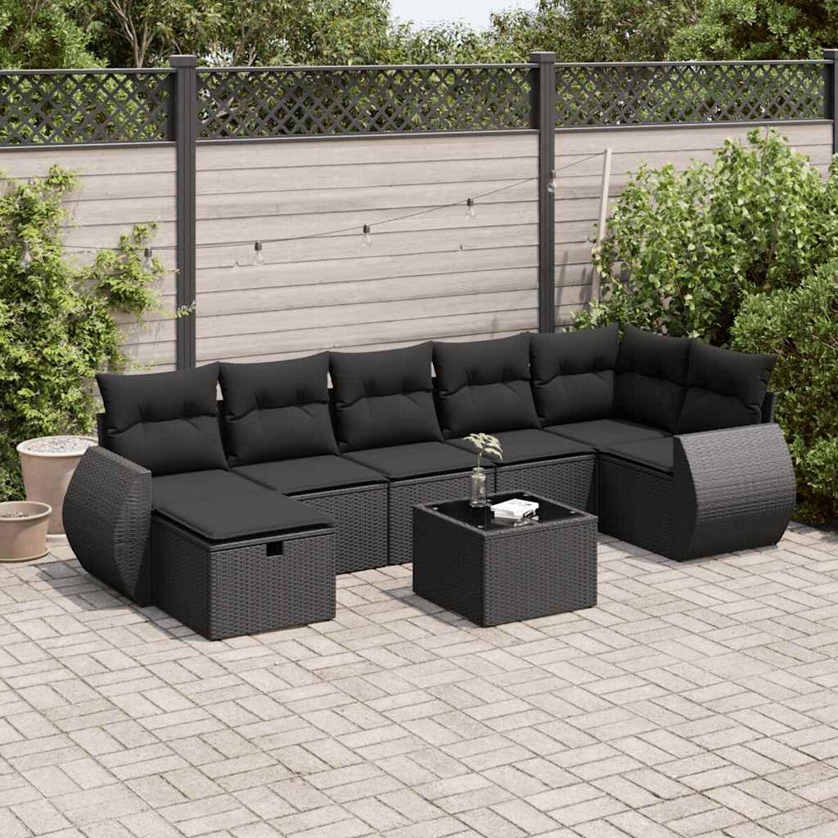 Schwarzes Outdoor-Möbelset aus Korbgeflecht. Beinhaltet Sofa, Eckteile und Tisch.
