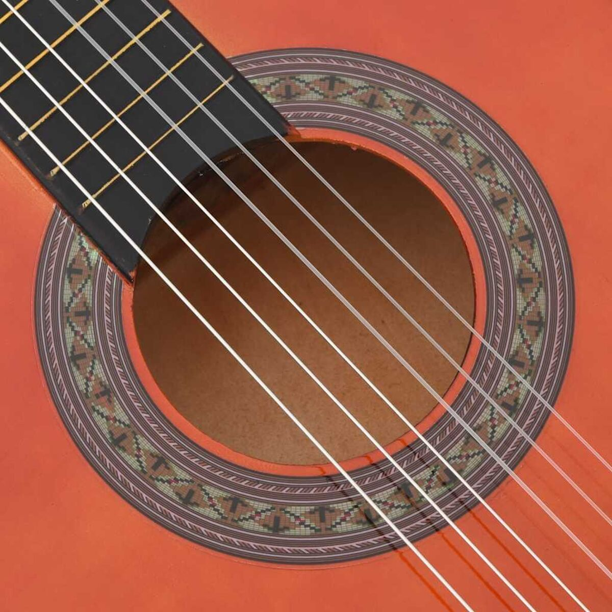 Orangefarbene Akustikgitarre mit detaillierter Rosette und Saiten.