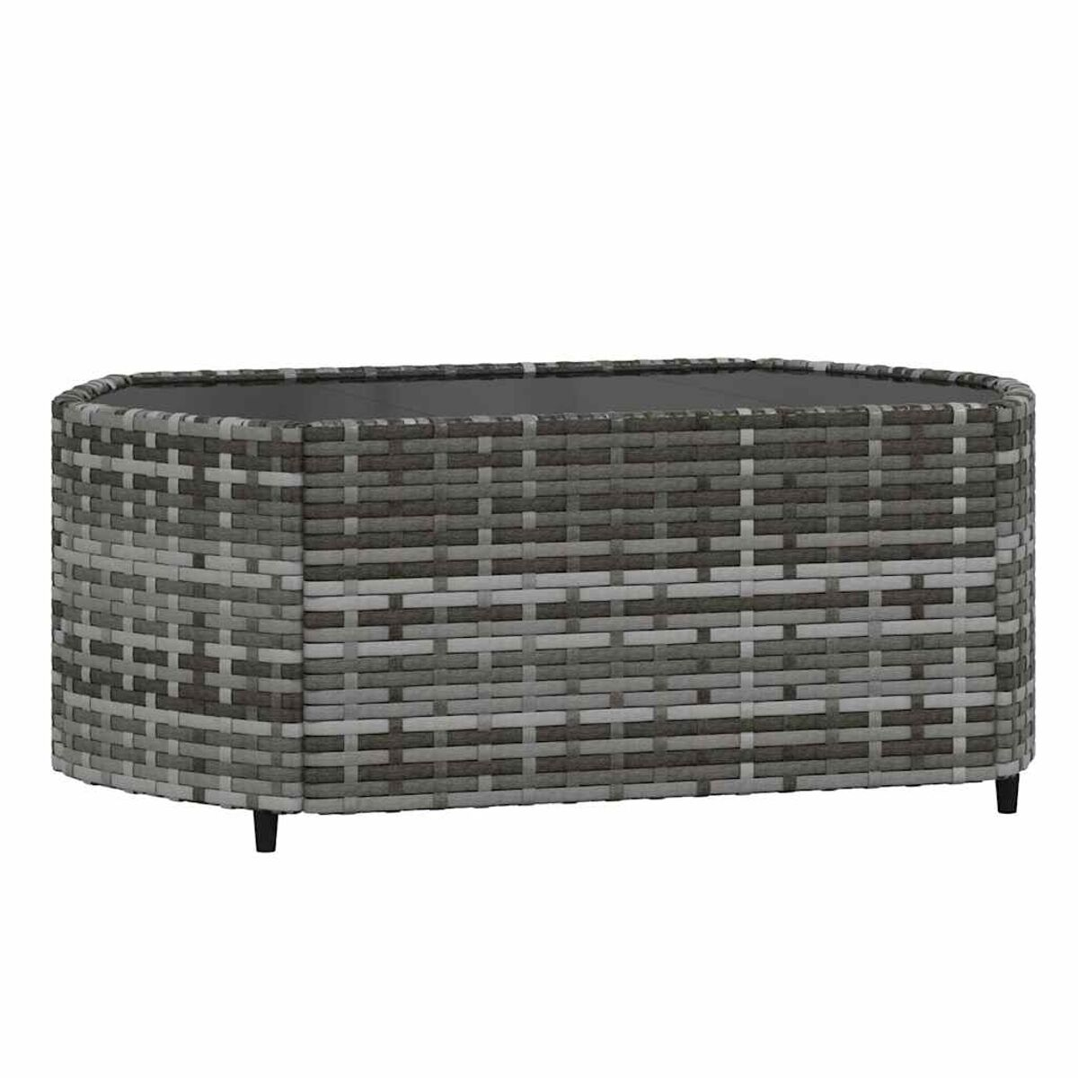 Ovaler geflochtener Couchtisch mit dunkler Glasplatte im Freien. Kurze Tischbeine.