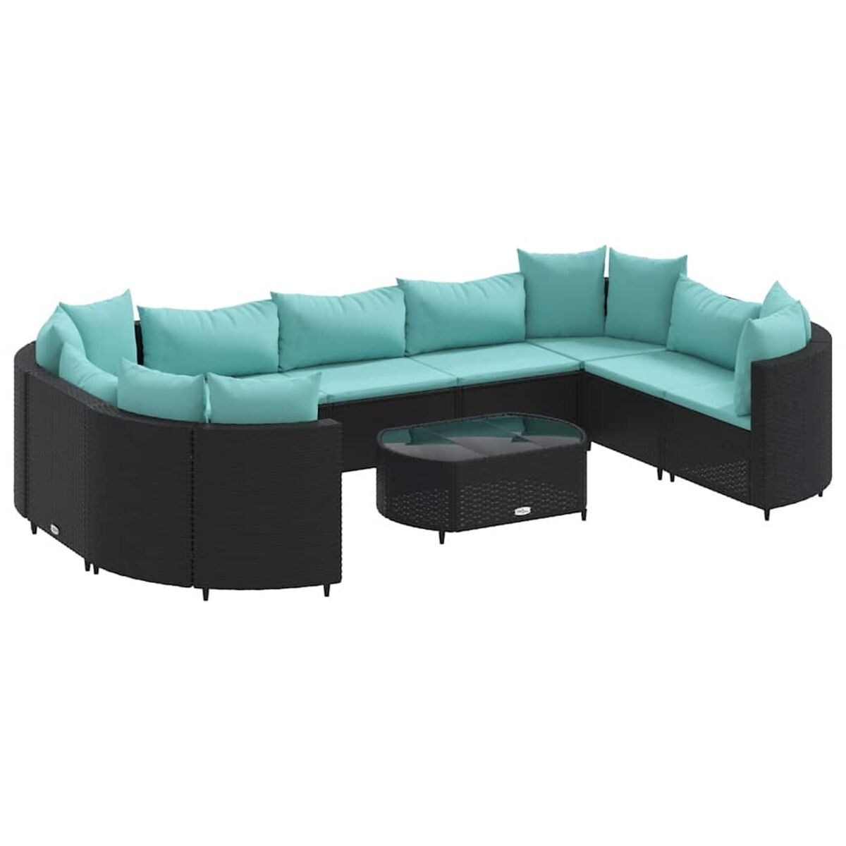 Divano componibile in vimini nero con cuscini blu. Un tavolino in vimini nero è di fronte al divano.