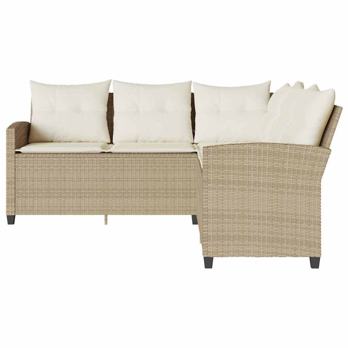 Divano a L in vimini beige con cuscini color crema. Arredo per patio esterno.