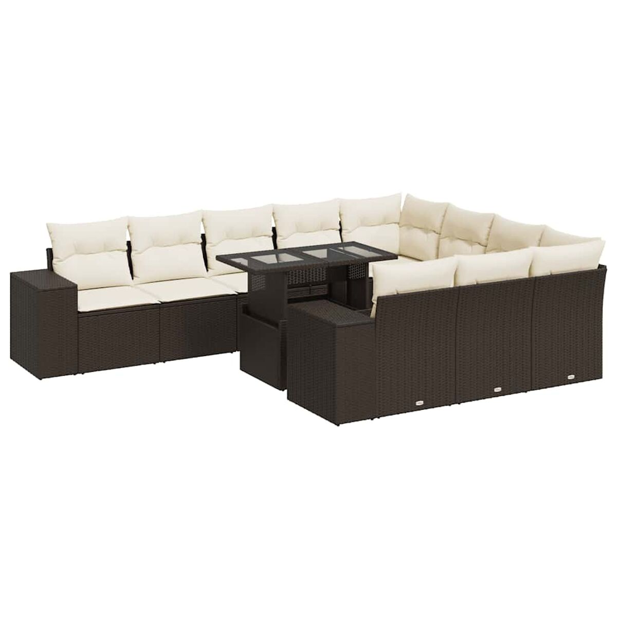 Un ampio set da patio. Un divano in vimini marrone scuro con cuscini color crema, un tavolo e una panca.
