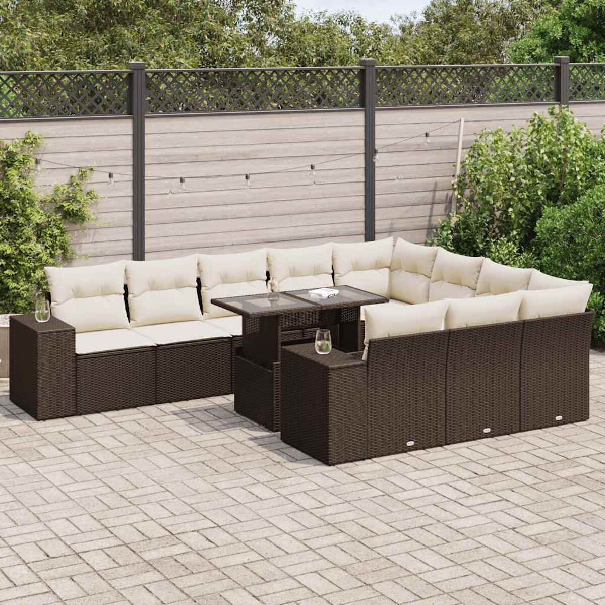 Set da patio all'aperto con divano componibile, tavolo sollevabile e tavolini, su sfondo bianco.