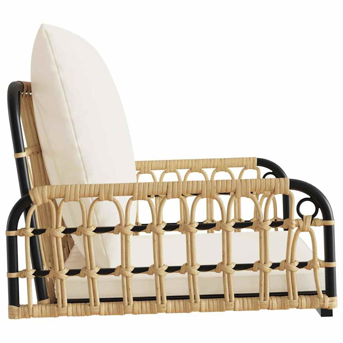Seitenansicht eines Rattansessels mit schwarzem Rahmen, beigefarbenen Kissen und einem weißen Kissen.