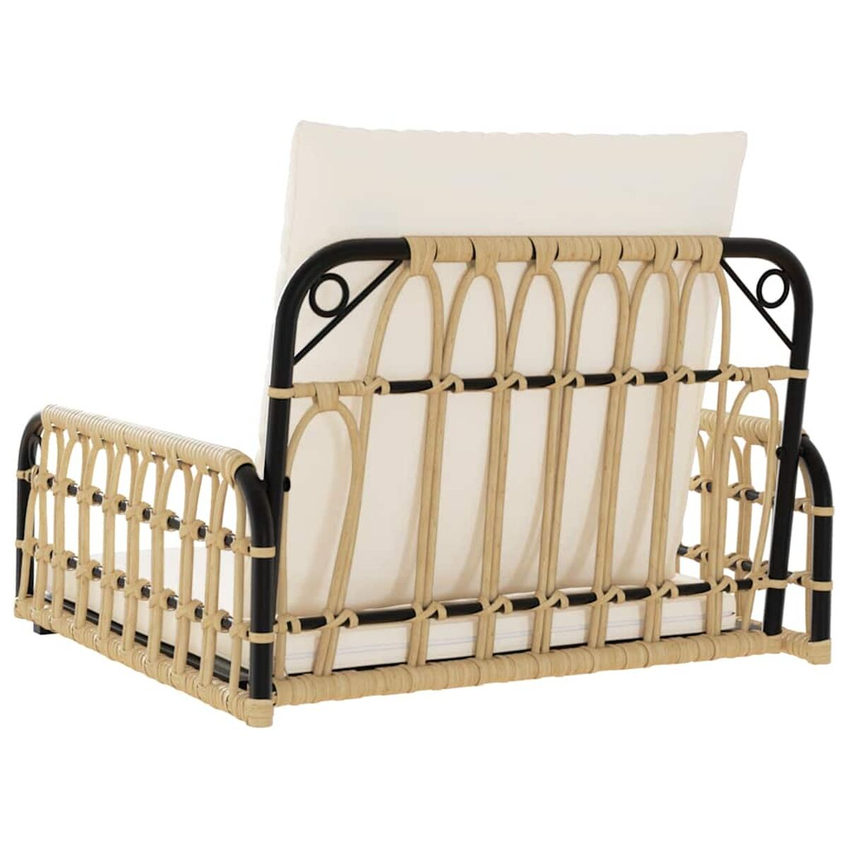 Ein Rattan-Außenstuhl, von hinten gesehen. Er hat ein weißes Kissen und einen schwarzen Metallrahmen. Der Hintergrund ist weiß.