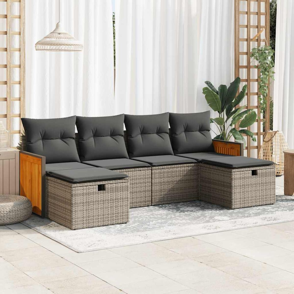 Rattan-Outdoor-Sofa mit grauen Kissen und Holzakzenten.